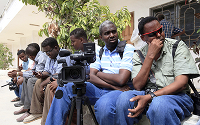 A imprensa enfrenta riscos crescentes ao informar na Somália. Aqui, jornalistas aguardam durante uma cobertura em frente ao palácio presidencial.(Reuters/Feisal Omar)