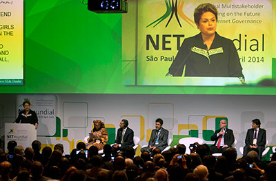 A presidente do Brasil, Dilma Rousseff, fala em um fórum de Internet em 23 de abril de 2014 depois de um projeto de lei que garante a privacidade na Internet e o acesso à Web ter sido aprovado pelo Congresso. (AP / Andre Penner)