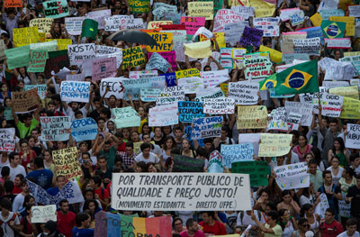 Millhares de manifestantes protestam em junho de 2013 contra os gastos do governo com a Copa do Mundo, em vez de com serviços públicos. (AFP/Yasuyoshi Chiba)