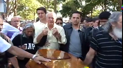 The funeral of Valério Luiz de Oliveira, a critical sports journalist who was shot dead in October 2012. (YouTube/Band TV Goiânia)