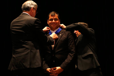 Rafael Correa recibe un doctor honoris causa de la Universidad de Santiago de Chile el 14 de mayo de 2014. Cuatro periódicos podrían ser multadas por no cubrir el evento de forma suficiente. (Reuters/Ivan Alvarado)