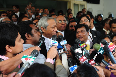 Journalists surround Bangladeshi Attorney General Mahbubey Alam following a verdict at the International Crimes Tribunal court premises in Dhaka on January 21, 2013. (AFP/Munir uz Zaman)