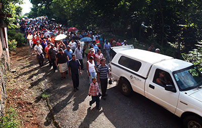 Amigos y familiares de Octavio Rojas Hernández, periodista mexicano asesinado a tiros el martes, asisten a su funeral. (AP/Felix Marquez)