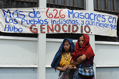 Sobrevivientes de la guerra civil guatemalteca protestan en mayo de 2013 tras la anulación de la condena contra el General José Efraín Ríos Montt por genocidio. Un nuevo juicio para el ex dictador está previsto comenzar en enero. (AFP / Johan ORDONEZ)