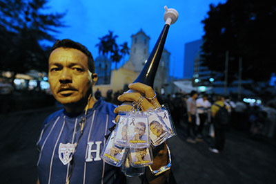 Un hombre vende llaveros con la imagen del asesinado presentador radial hondureño Ángel Alfredo Villatoro (AFP/Orlando Sierra)