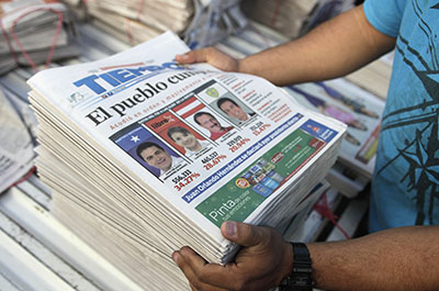 Portadas de periódicos que cubren la elección de Juan Orlando Hernández. (Reuters/Jorge Cabrera)