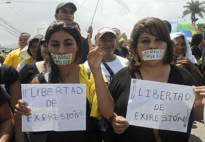 Periodistas hondureños participan en una protesta en demanda de mayor libertad de prensa. (AP/ Fernando Antonio)