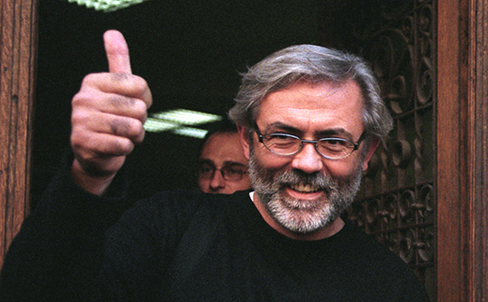 Slavko Curuvija, periodista serbio visto en esta foto sin fecha, fue asesinado cerca de su casa, en Belgrado, en 1999. Las autoridades han reabierto el caso. (AP/Pedja Milosavljevic)