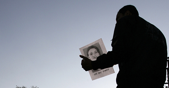 Un journaliste tient une photo de la journaliste de radio népalaise, Uma Singh, qui a été assassinée en 2009. (Reuters/Shruti Shrestha)