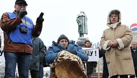 Mikhail Beketov, au centre, est décédé en avril 2013, des suites de blessures subies lors d'une attaque brutale en 2008. Beketov avait documenté la corruption dans le gouvernement russe.  Personne n'a été traduit en justice. (AFP/Alexey Sazonov)