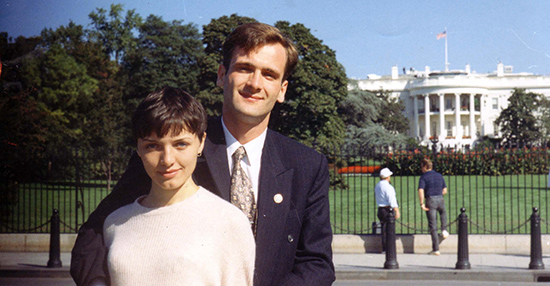 O jornalista ucraniano Georgy Gongadze e sua esposa, Myroslava, posam para uma fotografia em 1995. Georgy Gongadze foi morto em 2000. (AP/ foto da família Gongadze)