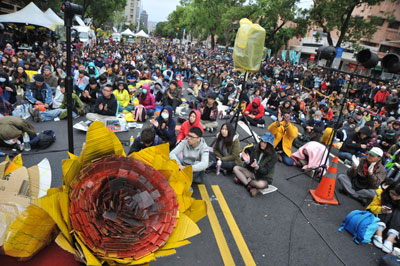 Activists rally outside parliament in support of students occupying the building to protest a trade pact with China in Taipei on March 21, 2014. (AFP/Mandy Cheng)