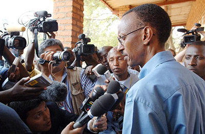 Des membres de la presse avec le président Kagame. La réglementation relative aux médias a été assouplie au Rwanda mais d'après les journalistes, l'autocensure est toujours très répandue. (Reuters/Munyarubuga Fred/Presidential Press Unit/Handout)