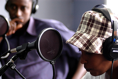 Des journalistes de Radio 10 diffusent la première émission de cette station privée en 2004. Les radios sont florissantes au Rwanda, en particulier dans la langue locale. (AFP/Gianluigu Guercia)