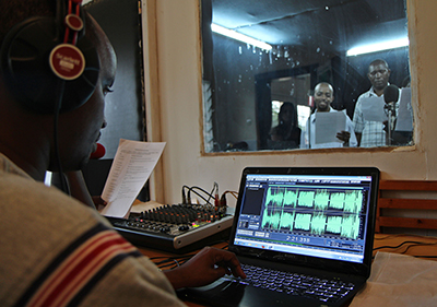 Des acteurs enregistrent une émission de radio dans le cadre des projets de réconciliation en septembre 2013. Beaucoup de journalistes rwandais affirment que les émissions et les journaux en kinyarwandais sont plus ouverts. (AFP/Ayoze O'Shanahan)