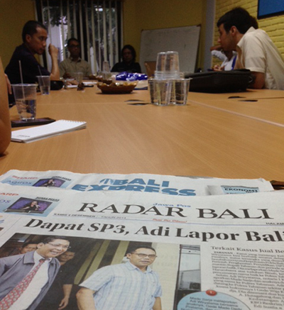The delegation meets staff from Radar Bali. Several local journalists shared their thoughts on press freedom with the group. (CPJ/Sumit Galhotra)