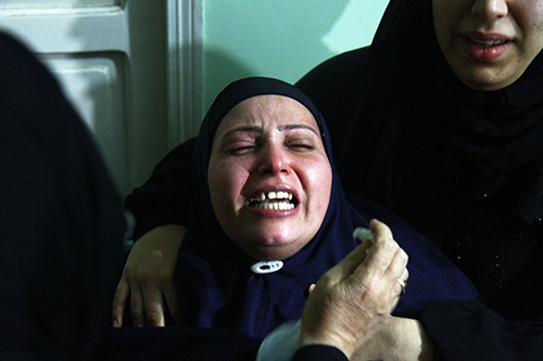 La madre de la periodista egipcia Mayada Ashraf llora su pérdida en su funeral. Ashraf fue alcanzada por un disparo mientras cubría enfrentamientos en la zona este de El Cairo. (AFP/Ahmed Mahmoud)