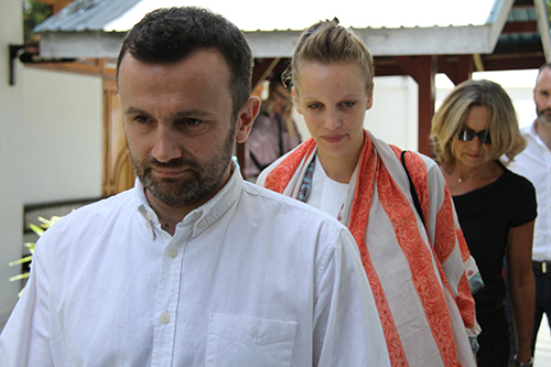 Thomas Dandois, left, and Valentine Bourrat, center, arrive at a court in Indonesia's eastern Papua province in October 2014. The French journalists were expelled for breaching visa regulations. (AFP/STR)