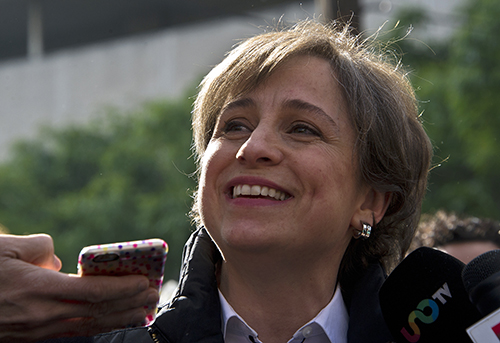 Carmen Aristegui habla con la prensa afuera de la sede de MVS Radio en Ciudad de México el 16 de marzo. La periodista investigativa fue despedida luego de exigir que la radioemisora reincorporara en el cargo a dos reporteros que había despedido la semana pasada.  (AFP/Ronaldo Schemidt)