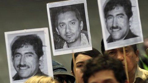 Periodistas mexicanos sostienen fotos de colegas asesinados durante una protesta el 23 de febrero de 2014 en Ciudad de México contra el secuestro y asesinato del periodista veracruzano Gregorio Jiménez de la Cruz. (Reuters/Henry Romero)