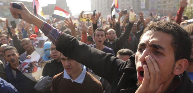 مؤيدون لجماعة الإخوان المسلمين وللرئيس المصري المعزول محمد مرسي يطلقون شعارات ضد الجيش والحكومة أثناء تظاهرة في القاهرة في 28 نوفمبر/تشرين الثاني 2014. (رويترز/ محمد عبد الغني)