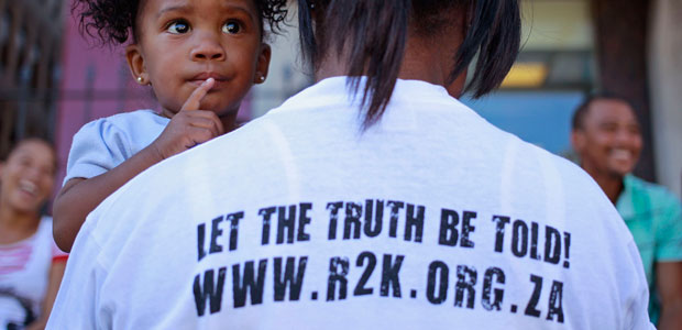 Une femme participant à la campagne Right2Know (« droit de savoir ») manifeste avec son enfant contre le projet de loi sur les informations relatives à l'État, qui permettrait de poursuivre en justice les informateurs, les défenseurs publics et les journalistes qui divulguent la corruption, à Cape Town le 25 avril 2013. (AP/Schalk van Zuydam)