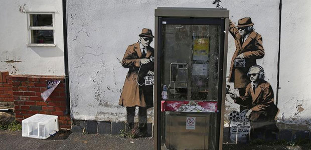 Grafite atribuído ao artista de rua Banksy é visto perto dos escritórios da agência de espionagem da Grã-Bretanha, sede das Comunicações do Governo, ou GCHQ (na sigla em inglês), em Cheltenham, Inglaterra, em 16 de abril de 2014. (Reuters / Eddie Keogh)