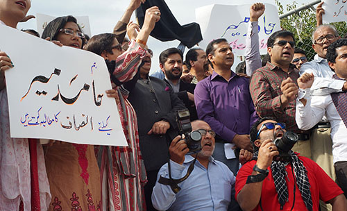 Pakistani journalists protest the attack on Hamid Mir and call on the government to bring the perpetrators to justice. (AP/B.K. Bangash)