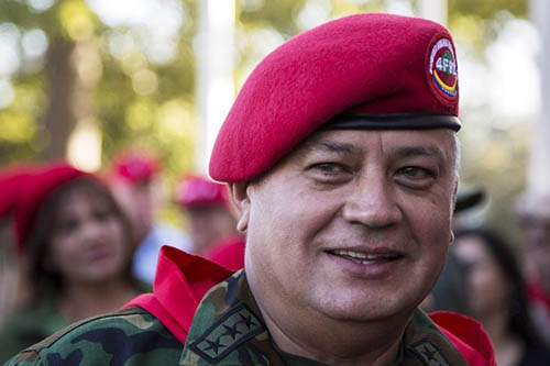 Diosdado Cabello, presidente de la Asamblea Nacional de Venezuela, en un mitin en Caracas en febrero. Una jueza ha impuesto una prohibición de viajar a 22 ejecutivos de medios nombrados en una demanda por difamación presentada por Cabello. (Reuters / Marco Bello)