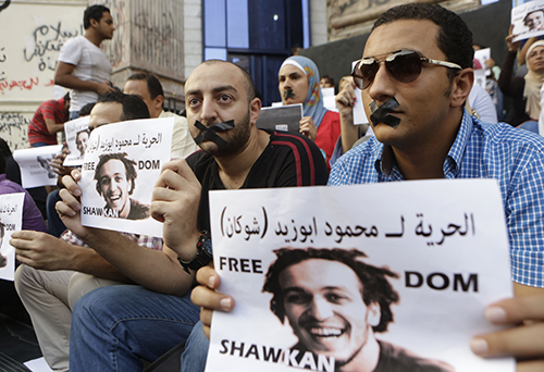 صحفيون يحتجون على احتجاز المصور الصحفي المصري محمود أبو زيد، المعروف أيضاً بلقب شوكان. (أسوشيتد برس/ عمرو نبيل)