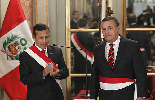 Peruvian President Ollanta Humala, left, claps during the swearing-in ceremony of new Interior Minister Daniel Urresti, who was later charged in Bustíos' killing. (Reuters/Enrique Castro-Mendivil)
