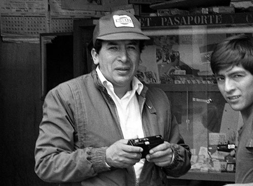 Esta foto de Hugo Bustíos fue tomada minutos antes de ser asesinado . (Caretas)