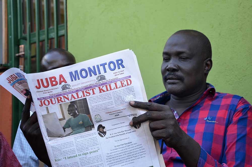 O jornal Juba Monitor, do Sudão do Sul, noticia o homicídio de Pedro Júlio Moi, que foi morto a tiros em agosto. Uma série de assassinatos de jornalistas colocou o país recém-independente no Índice de Impunidade. (AFP / Samir Bol)