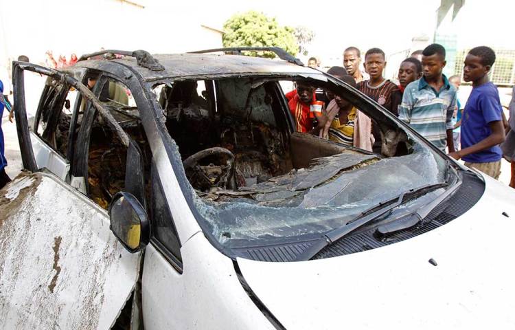 L'épave de la voiture qui appartenait à Yusuf Ahmed Abukar, tué lors de l'explosion d'une bombe en juin 2014. Au moins 30 journalistes ont été assassinés en toute impunité en Somalie depuis 2008. (AP/Farah Abdi Warsameh)