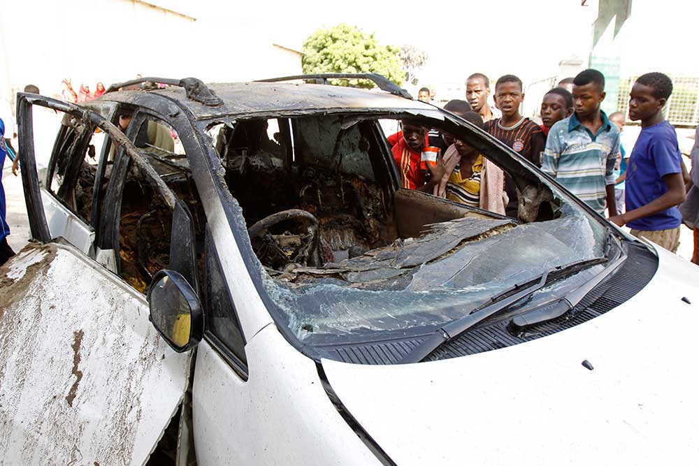 Los restos de un auto que pertenecía a Yusuf Ahmed Abukar, quien murió a consecuencia de un atentado con explosivos en junio de 2014. Desde 2008, al menos 30 periodistas han sido asesinados en Somalia sin que haya habido ninguna consecuencia para los responsables de los crímenes. (AP/Farah Abdi Warsameh)