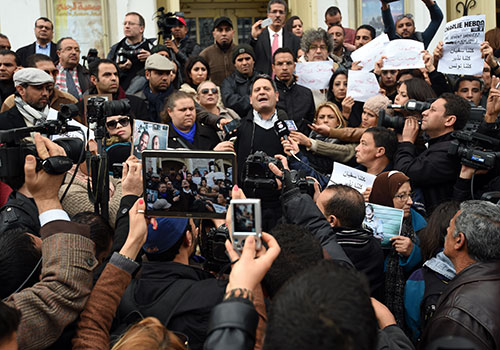 Neji Bhouri, président du Syndicat des journalistes tunisiens, s'adresse aux membres en janvier après la revendication par l'État Islamique de l'assassinat des deux journalistes portés disparus en Lybie. (AFP/Fethi Belaid)