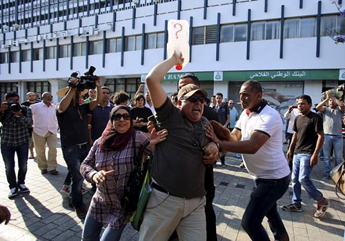 Un manifestant crie lors d'un ralliement appelant à une plus grande transparence sur le pétrole de la Tunisie. Plusieurs journalistes déclarent avoir été agressés par la police au cours des manifestations. (Reuters/Zoubeir Souissi)