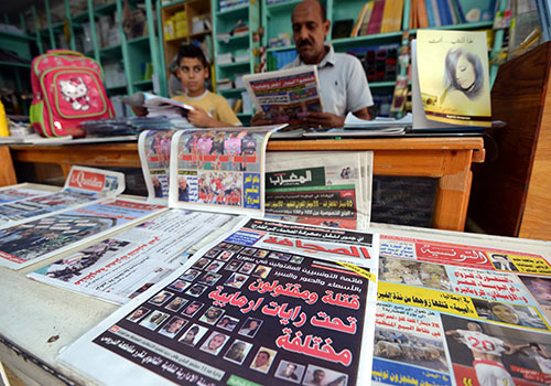 Des copies du quotidien progouvernemental Essahafa, montrant les visages de djihadistes tunisiens présumés tués lors de combats aux côtés de groupes extrémistes en Syrie, sont vendues dans un kiosk à Tunis. (AFP/Fethu Belaid)