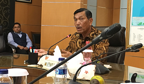Luhut Binsar Panjaitan, President Widodo's right-hand man, discusses conditions for journalists with the press freedom delegation in Jakarta. (Sumit Galhotra/CPJ)