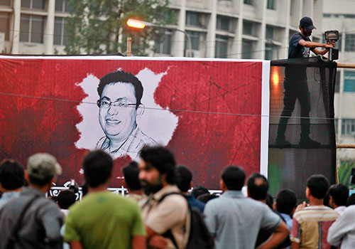 Настенный портрет Авиджита Роя из Дакки - одного из четырёх блогеров, убитых экстремистами в Бангладеш в этом году. (AP/A.M. Ахад)