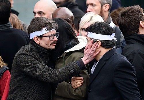 Os cartunistas Renald Luzier, à esquerda, e Patrick Pelloux em uma marcha de solidariedade em Paris por seus colegas mortos no ataque a revista satírica Charlie Hebdo. Em 2015, 28 jornalistas foram mortos por militantes islâmicos. (AFP / Eric Feferberg)