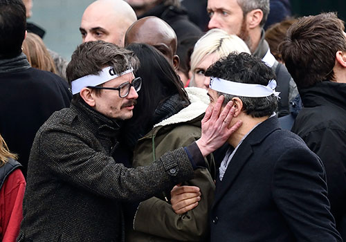 Карикатуристы Реналь Люзье (слева) и Патрик Пеллу в Париже на марше солидарности в память о коллегах, убитых при нападении на редакцию сатирического журнала Charlie Hebdo. В 2015 году от рук исламских боевиков погибло 28 журналистов. (AFP/Эрик Феферберг)
