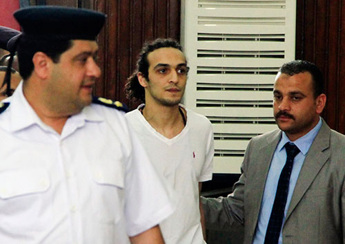 المصور الصحفي المصري المعروف بلقب 'شوكان' يمثل أمام محكمة في القاهرة في مايو/أيار 2015 للمرة الأولى بعد احتجازه لمدة تزيد عن 600 يوم. وبلغ عدد الصحفيين السجناء في مصر رقماً قياسياً في عام 2015.  (أسوشيتد برس/ لبنى طارق)