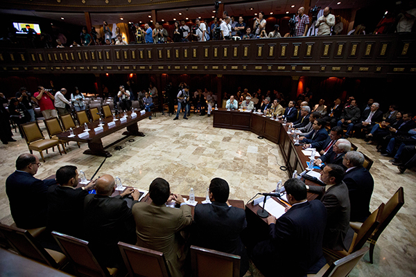 Periodistas se reúnen en la galería de la Asamblea Nacional, después que se revertiera una prohibición de cinco años. (AP/Fernando Llano)