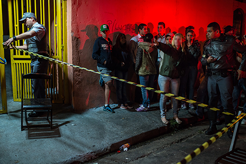 Police cordon off the street where an officer was shot dead in 2012. Changes to how the Rio force investigates murders helped resolve the case of a journalist killed in 2013. (AFP/Yasuyoshi Chiba)