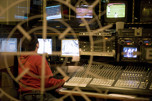 La sala de control de la cadena televisiva Globovisión. Desde las elecciones legislativas de diciembre, el medio de comunicación ha adoptado una posición más crítica en su cobertura. (AFP/Miguel Gutierrez)