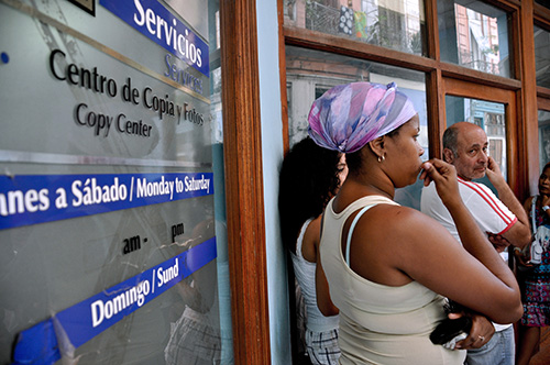 Ciudadanos cubanos esperan para utilizar un café internet en La Habana. Los blogueros están instando a mayor acceso a la web, que en la actualidad es cara y limitada. (AFP/STR)