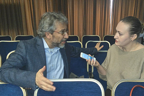 Embattled Turkish newspaper editor Can Dündar speaks with the Committee to Protect Journalist's Europe and Central Asia Program Coordinator Nina Ognianova in Istanbul, March 24, 2016, a day before Dündar was scheduled to stand trial for his newspaper's reporting (Photo: Özgür Öğret).