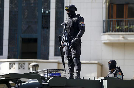 A police officer stands guard at protests in central Cairo, April 15, 2016 (Reuters/Amr Abdallah)