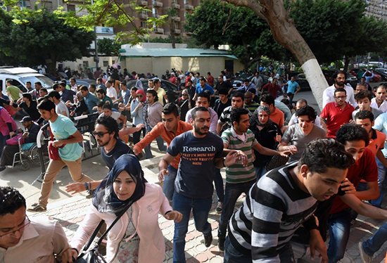 Young people run from police tear gas amid calls for protests in downtown Cairo, April 25, 2016. (Mohamed El-Shahed/AFP)